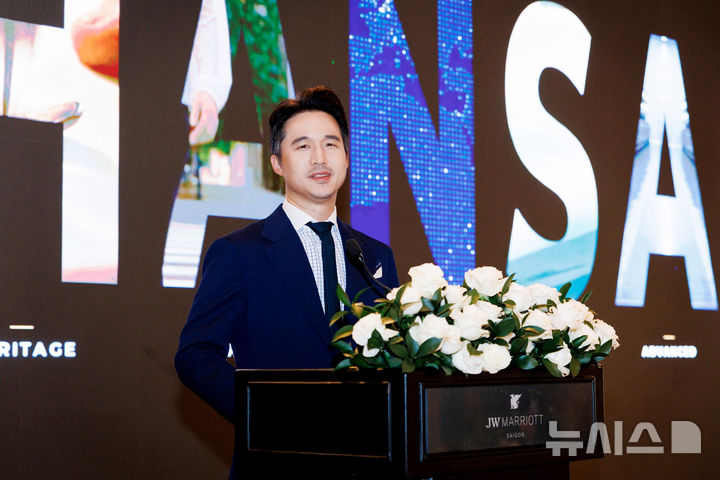 [호찌민=뉴시스] 28일 베트남 호찌민에서 열린 한세예스24그룹 ‘2026 글로벌 기업설명회(IR)’에서 김익환 한세실업 부회장이 발표하고 있다. (사진=한세예스24그룹 제공) 2026.10.28. photo@newsis.com