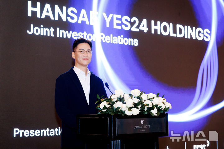 [호찌민=뉴시스] 28일 베트남 호찌민에서 열린 한세예스24그룹 '2026 글로벌 기업설명회(IR)'에서 김석환 한세예스24홀딩스 부회장이 발표하고 있다. (사진=한세예스24그룹 제공) 2026.10.28. photo@newsis.com