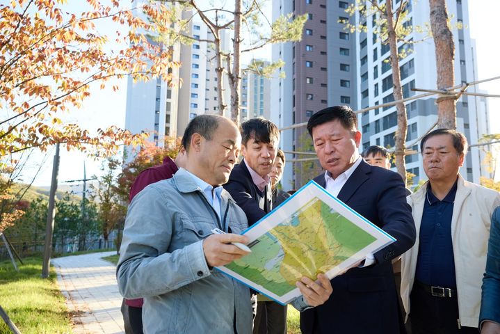 [양주=뉴시스] 정덕영 양주시장은 지난 27일 '시장 직통 문자민원서비스'를 통해 접수된 민원을 확인하기 위해 장흥역 경남아너스빌 방문해 관계자들 대중교통 불편 민원에 대해 논의하고 있다. 2026.10.28. (사진=양주시 제공) photo@newsis.com *재판매 및 DB 금지