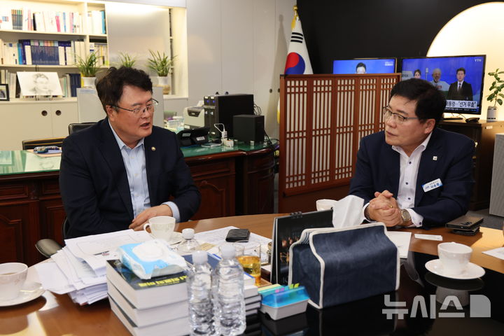 [장흥=뉴시스] 사순문 장흥군수(오른쪽)가 김대현 문화체육관광부 2차관에게 대한민국 체육인재개발원 활성화와 운영 지원 방안을 요청하고 있다. (사진=장흥군 제공) photo@newsis.com *재판매 및 DB 금지