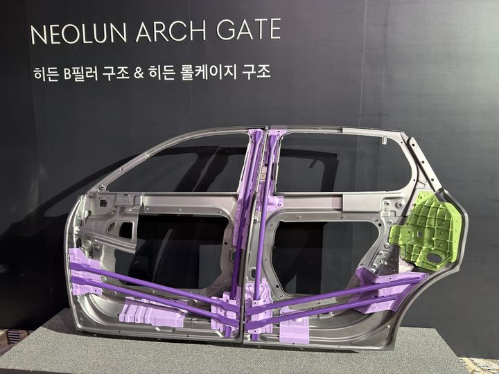 [인천=뉴시스] 김민성 기자 = 제네시스의 플래그십 SUV GV90에는 히든 B필러와 롤케이지에서 착안한 도어가 탑재돼 안정성을 높였다. 2026.10.28. kms@newsis.com. *재판매 및 DB 금지