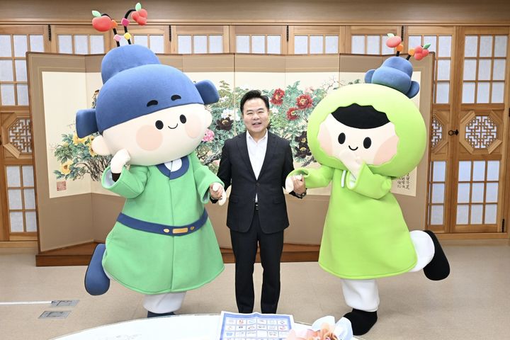 [문경=뉴시스] 문경시 관광캐릭터 '출사동이·출사둥이' 형제. (사진=문경시 제공) 2026.10.28. photo@newsis.com *재판매 및 DB 금지