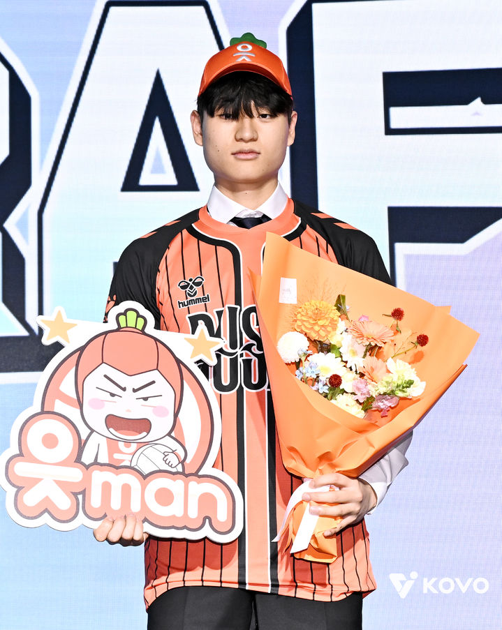 [서울=뉴시스]윤경, 남자배구 신인 드래프트 1순위로 OK저축은행 지명. (사진=KOVO 제공)