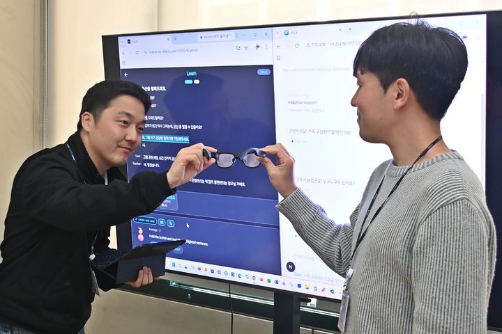 [대전=뉴시스] ETRI 연구진이 외국인 학습자와 자유롭게 대화하며 한국어 학습을 지원하는 AI 튜터 기술에 대해 설명하고 있다.(사진=ETRI 제공) *재판매 및 DB 금지