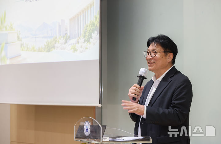 [인천=뉴시스]도성훈 인천시교육감이 인하대 60주년기념관에서 열린 '2026 인천광역시교육감과 인하대 예비교사의 만남'에서 특별강연을 진행하고 있다. (사진=인천시교육청 제공) 2026.10.28. photo@newsis.com