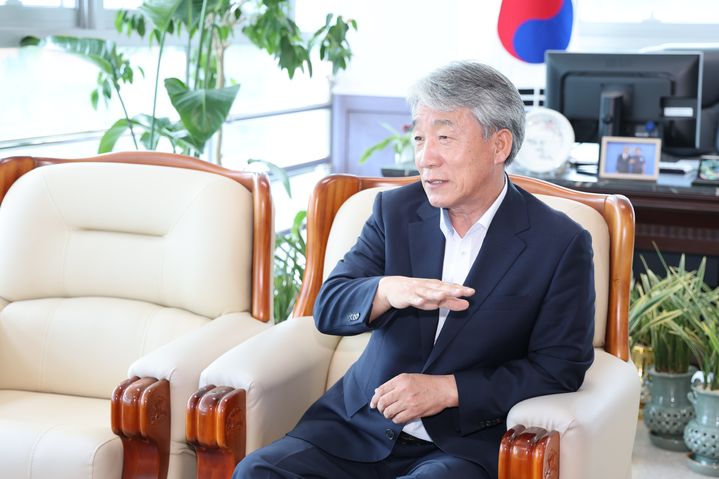 [고성(경남)=뉴시스] 신정철 기자= 경남 고성군의회가 28일, 군민의 자치입법 참여를 확대하고 ‘열린 의회’를 구현하기 위해 주민조례청구 제도 기준을 완화한데 이어 이를 군민에게 알리는 홍보를 강화하고 있다.사진은 정영환 의장이 ‘주민조례청구’는 일정 수 이상 주민의 연서(서명)를 받아 지방의회에 조례의 제정·개정·폐지를 직접 청구할 수 있는 주민 참여 제도라고 설명하고 있다.(사진=고성군의회 제공).2026.10.28. photo@newsis.com *재판매 및 DB 금지
