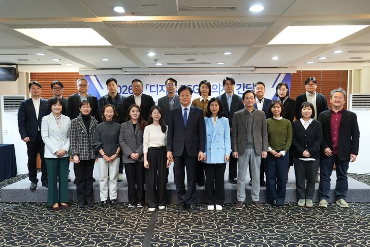 [서울=뉴시스]한국지능정보사회진흥원(NIA)이 디지털 ESG 협의체 간담회를 열고 AI 대전환에 따른 사회 변화에 대응하기 위한 민관 협력 방안을 논의했다. (사진=NIA 제공) *재판매 및 DB 금지