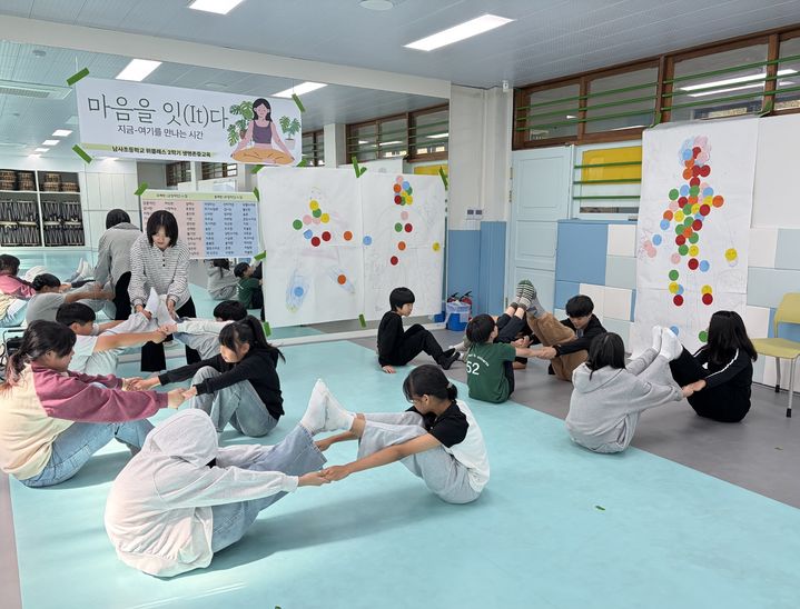 [용인=뉴시스] 짝궁요가를 진행하고 있는 학생들(사진=남사초등학교 제공) 2026. 10. 28. photo@newsis.com *재판매 및 DB 금지