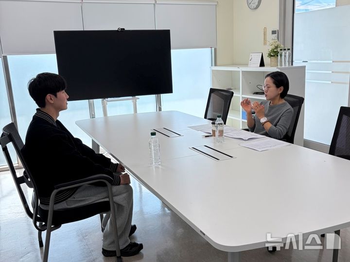 [성남=뉴시스] 가천대 대학일자리플러스센터가 학생들을 대상으로 대기업채용대비 1대1 모의면접을 진행하고 있다 (사진=가천대 제공) 2026.10.28.photo@newsis.com