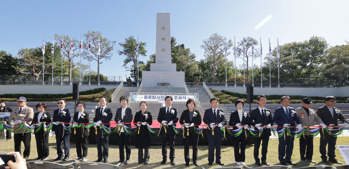 [청주=뉴시스] 28일 충북 청주시 서원구 사직동에서 열린 충혼탑사직공원 준공식에서 이장섭 청주시장과 임은성 시의장 등 참석자들이 테이프커팅을 하고 있다. (사진=청주시 제공) 2026.10.28. photo@newsis.com *재판매 및 DB 금지