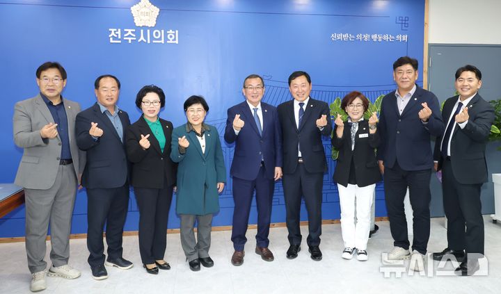 [전주=뉴시스] 28일 충남 논산시의회 의원들이 전북 전주시의회를 방문해 공공기관·민간위탁 사례 및 각종 위원회 관리 우수사례를 벤치마킹하고 의회 간 협력을 약속한 가운데 양 의원들이 함께 기념촬영을 하고 있다. 2026.10.28 *재판매 및 DB 금지