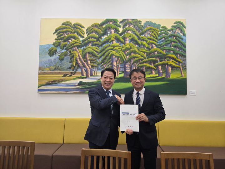 [광양=뉴시스] 박성현 광양시장이 국회를 찾아가 민주당 한병도 원내대표를 만나는 등 내년 정부 예산에 지역현안 사업 반영을 요청하고 있다. (사진=광양시 제공) 2026.10.28. photo@newsis.com *재판매 및 DB 금지