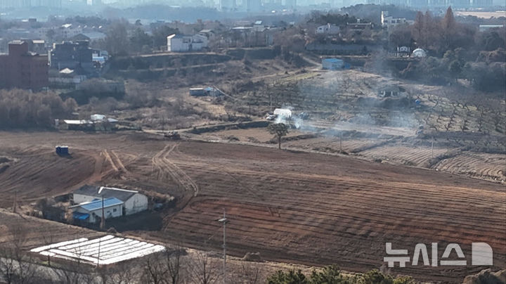 [안성=뉴시스] 드론을 활용해 논·밭두렁 등지에서의 영농부산물 불법소각을 감시중인 모습 (사진=안성시 제공) 2026.10.28.photo@newsis.com 