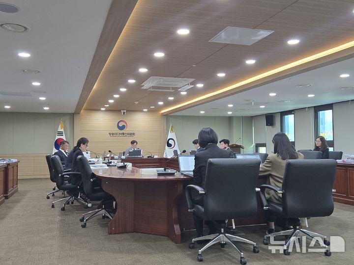 [과천=뉴시스] 윤현성 기자 = 김종철 방송미디어통신위원회 위원장(가운데)과 방미통위 위원들이 28일 정부과천청사에서 열린 제46차 전체회의를 진행하고 있다. 2026.10.28. hsyhs@newsis.com