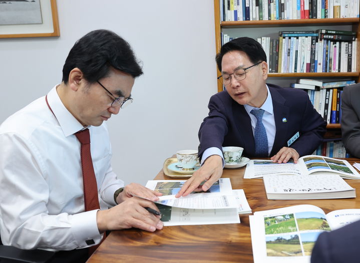 [고창=뉴시스] 28일 고창군의 내년도 정부예산 확보를 위해 국회를 방문한 심덕섭 군수(오른쪽)가 교육위 안규백 의원을 만나 '교육혁신선도지역 지정 공모사업' 선정의 지원을 요청하고 있다. *재판매 및 DB 금지