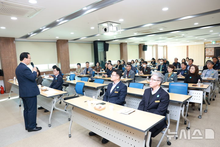[완주=뉴시스] 28일 완주 가족문화교육원 가족홀에서 진행된 완주군 고위직 공무원대상 '4대 폭력 예방 교육' 모습. *재판매 및 DB 금지