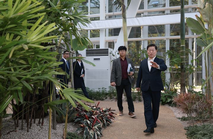 [광명=뉴시스] 박승원 경기 광명시장이 28일 가학산수목원의 대표 공간인 전시온실 '학온재' 내부를 살펴보고 있다. (사진=광명시 제공) 2026.10.28. photo@newsis.com *재판매 및 DB 금지