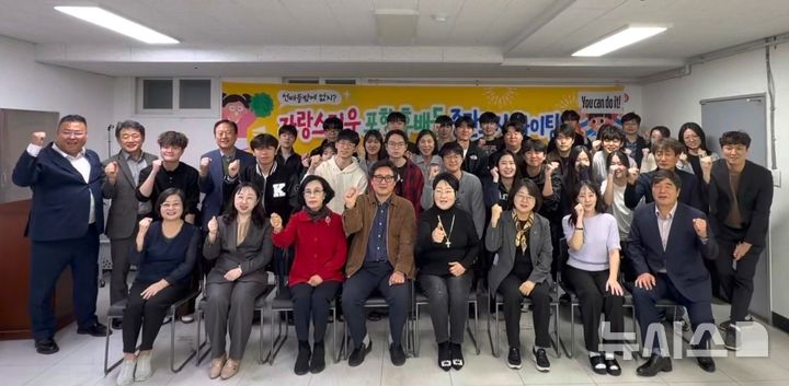 [포항=뉴시스] 서울 포항향우회가 27일 서울 동대문구에 있는 포항학사를 방문해 중간고사를 앞둔 포항 출신 대학생을 격려한 후 기념 촬영하고 있다. 2026.10.28. photo@newsis.com