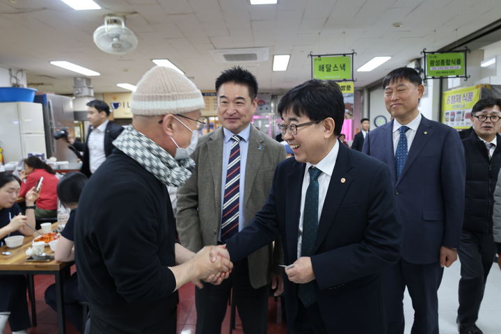 [서울=뉴시스] 28일 인태연 소진공 이사장은 원주를 방문해 전통시장을 둘러보고 현장의 애로사항을 청취했다. 사진은 원주자유시장에서 소상공인과 인사하는 최혁진 국회의원(왼쪽에서 두 번째)과 소진공 인태연 이사장(왼쪽에서 세 번째) (사진=소진공 제공) 2026.10.28. photo@newsis.com *재판매 및 DB 금지