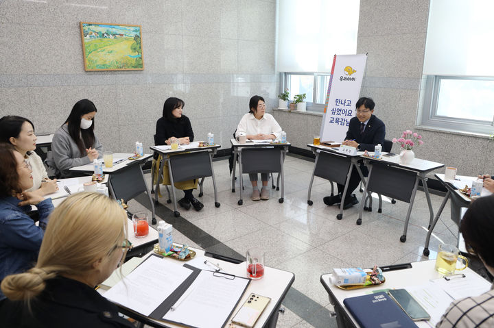 [울산=뉴시스] 울산교육청은 28일 학부모지원센터에서 '제5회 시민과 만나는 교육감'을 연 가운데 조용식 울산교육감이 특수교사들을 만나 특수교육 현안을 청취하고 있다. 2026.10.28. (사진=울산교육청 제공) photo@newsis.com *재판매 및 DB 금지