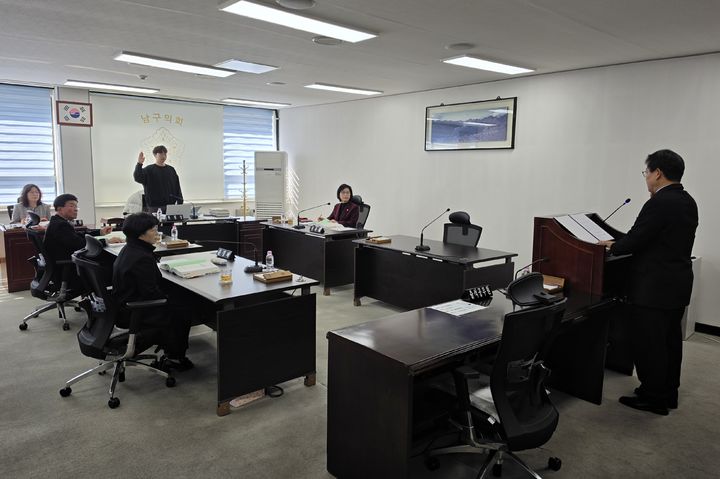 [대구=뉴시스] 이상제 기자 = 28일 대구 남구의회 도시복지위원회가 남구청 안전총괄과를 대상으로 행정사무감사를 진행하고 있다. 2026.10.28. king@newsis.com *재판매 및 DB 금지