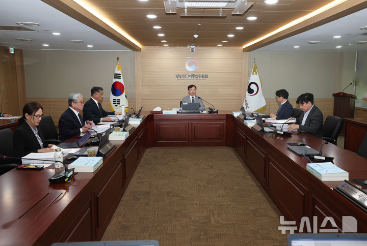 [과천=뉴시스] 윤현성 기자 = 김종철 방송미디어통신위원회 위원장(가운데)이 28일 정부과천청사에서 열린 제46차 전체회의를 진행하고 있다. (사진=방미통위 제공) 2026.10.28. hsyhs@newsis.com