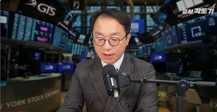 [서울=뉴시스] 곽상준 매트릭스투자자문 대표가 미국 증시에서 AI 반도체주가 강세를 보인 반면 메타 주가는 하락한 상황을 분석하며 대규모 AI 투자에 따른 자금 조달 부담을 짚었다. (사진출처=유튜브 채널 '증시각도기TV' 캡처) *재판매 및 DB 금지
