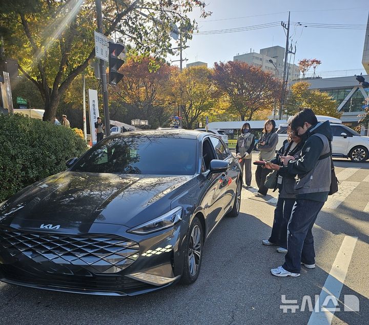 [부천=뉴시스]경기 부천시와 원미경찰서 관계자들이 체납차량 합동단속을 하고 있다. (사진=부천시 제공) 2026.10.28. photo@newsis.com
