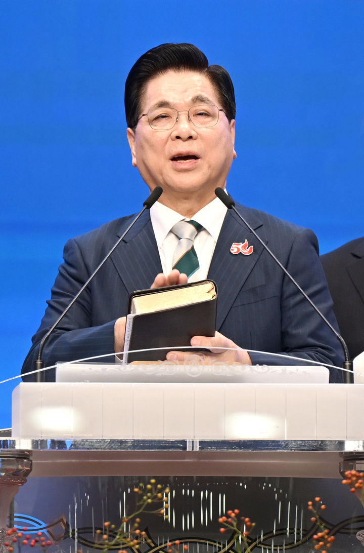 [서울=뉴시스] 28일 여의도순복음교회 대성전에서 열린 CGI 세계교회성장대회 중 이영훈 목사가 개회예배에 참석하고 있다. (사진=여의도순복음교회 제공) 2026.10.28. photo@newsis.com *재판매 및 DB 금지