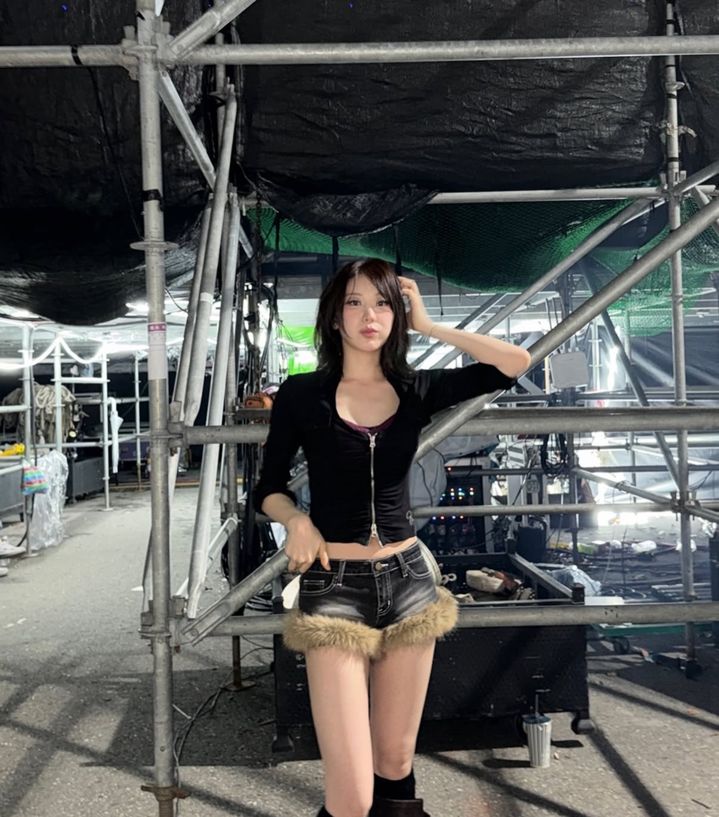 [서울=뉴시스]이채연이 대만 화롄에서 슬림한 몸매와 잘록한 허리 라인이 돋보이는 모습으로 근황을 전했다. (사진=이채연 인스타그램 캡처) 2026.10.28