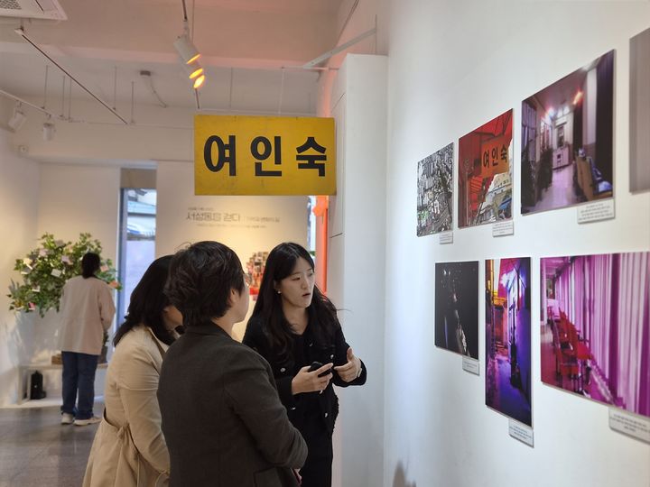 [창원=뉴시스] 강경국 기자 = 27일 경남 창원시 마산합포구 상상갤러리에서 '서성동을 걷다 : 기억과 변화의 길' 사진전이 개최되고 있다. (사진=경남여성인권지원센터 제공). 2026.10.28. photo@newsis.com *재판매 및 DB 금지