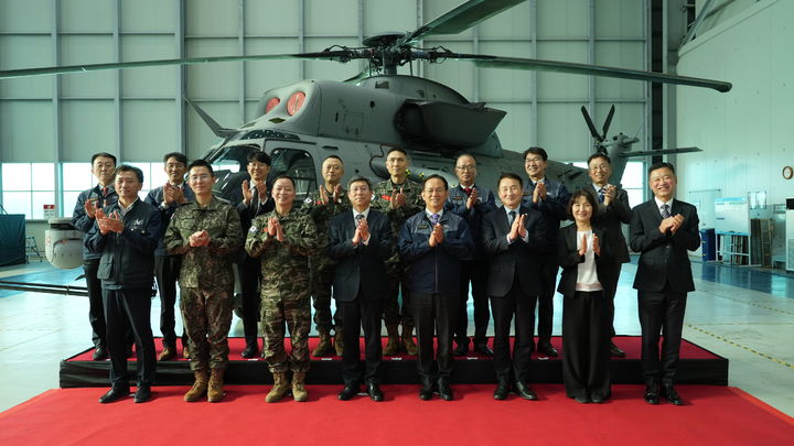 [서울=뉴시스] 상륙공격헬기 사업종료 행사 기념 사진. (사진=한국항공우주산업 제공) photo@newsis.com *재판매 및 DB 금지