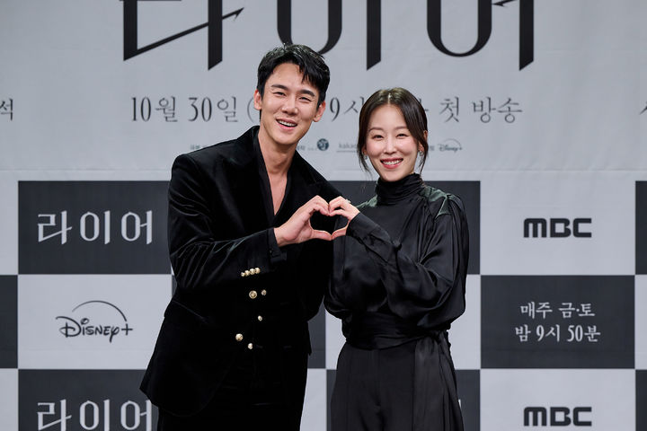 [서울=뉴시스]28일 서울 마포구 상암동 MBC 사옥에서 열린 새 금토드라마 '라이어' 제작발표회에서 배우 유연석과 서현진이 포즈를 취하고 있다. (사진=MBC 제공) 2026.10.28. photo@newsis.com *재판매 및 DB 금지
