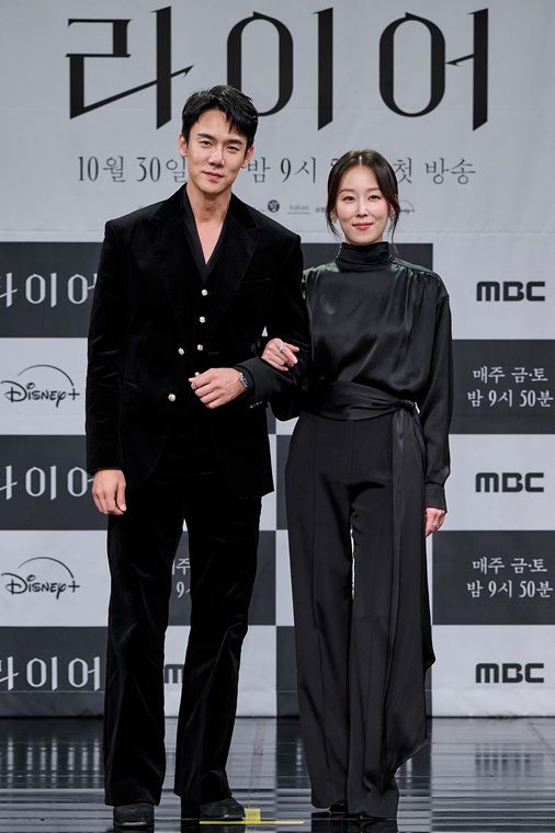 [서울=뉴시스]28일 서울 마포구 상암동 MBC 사옥에서 열린 새 금토드라마 '라이어' 제작발표회에서 배우 유연석과 서현진이 포즈를 취하고 있다. (사진=MBC 제공) 2026.10.28. photo@newsis.com *재판매 및 DB 금지