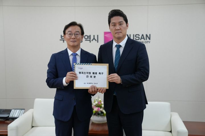 [부산=뉴시스] 박상준(오른쪽) 부산 강서구청장이 28일 전재수 부산시장에게 '명지소각장 폐쇄 촉구 건의문'을 제출하고 있다. (사진=부산 강서구청 제공) 2026.10.28 photo@newsis.com *재판매 및 DB 금지