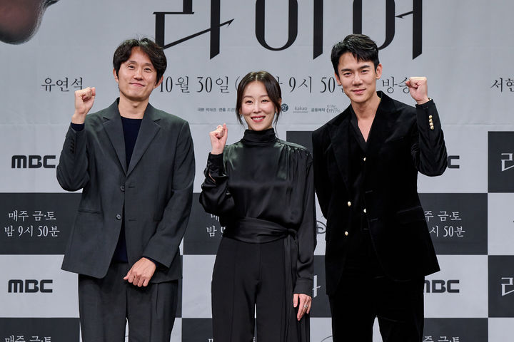 [서울=뉴시스]28일 서울 마포구 상암동 MBC 사옥에서 열린 새 금토드라마 '라이어' 제작발표회에서 조영민 감독과 배우 유연석, 서현진이 포즈를 취하고 있다. (사진=MBC 제공) 2026.10.28. photo@newsis.com *재판매 및 DB 금지