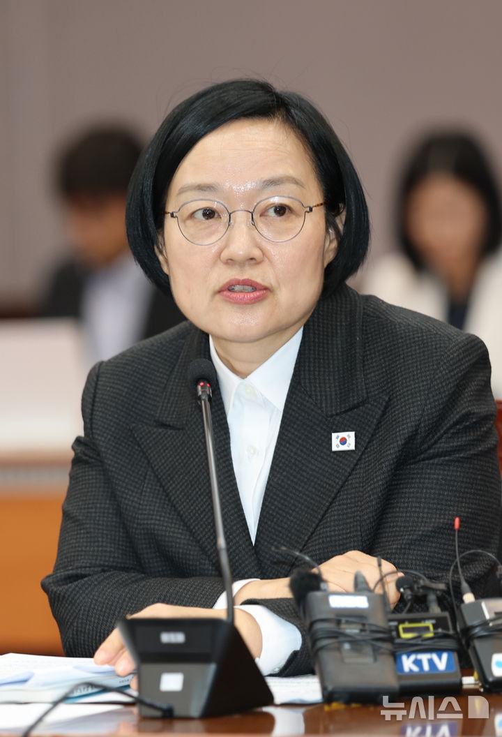 [김제=뉴시스] 김얼 기자 = 한성숙 국무총리가 28일 전북 김제시 새만금33센터에서 열린 '제35차 새만금 위원회'에 참석해 모두발언을 하고 있다. (전북사진기자단 공동취재) 2026.10.28. pmkeul@newsis.com