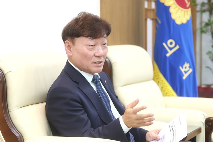 [수원=뉴시스] 남종섭 경기도의회 의장이 28일 의장실에서 출입기자단과 인터뷰를 하고 있다. (사진=경기도의회 제공) 2026.10.28. photo@newsis.com *재판매 및 DB 금지