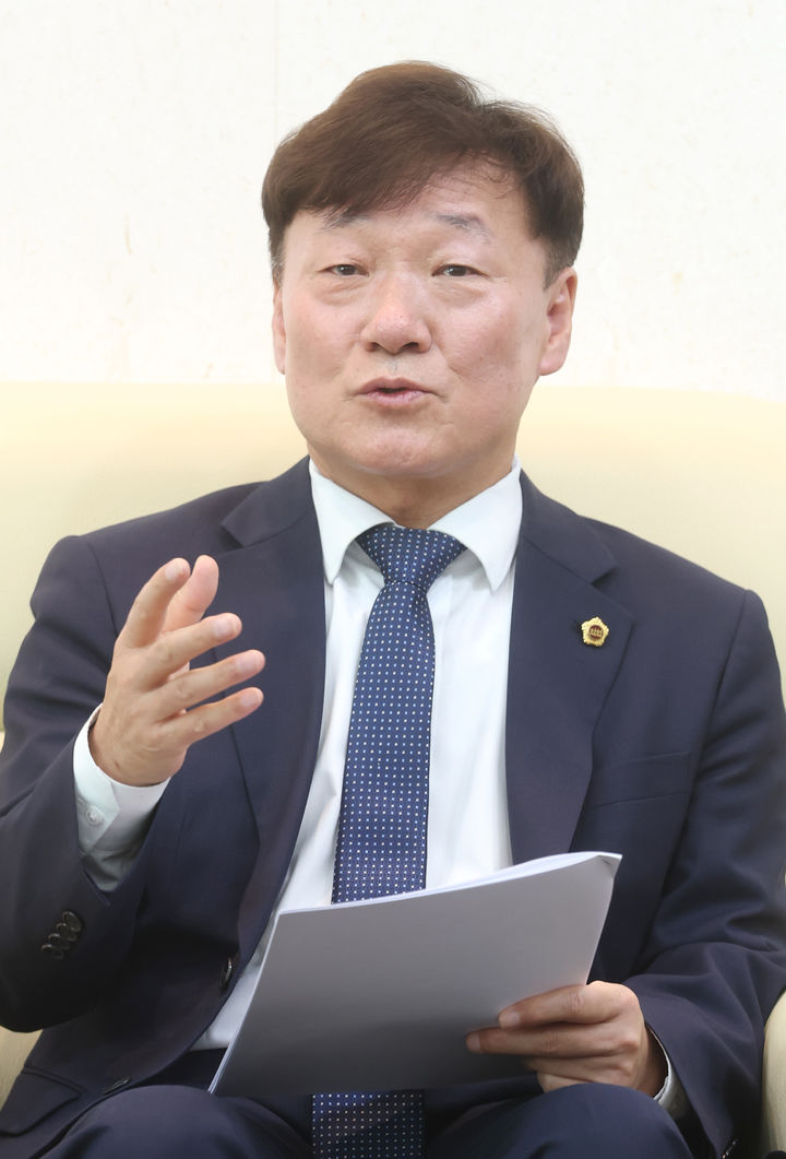 [수원=뉴시스] 남종섭 경기도의회 의장이 28일 의장실에서 출입기자단과 인터뷰를 하고 있다. (사진=경기도의회 제공) 2026.10.28. photo@newsis.com *재판매 및 DB 금지