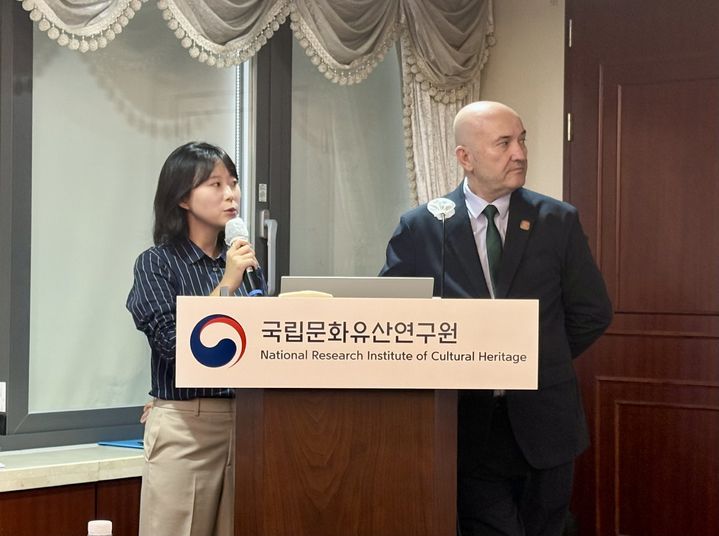 [서울=뉴시스] 한이재 기자 = 27일 열린 한국-튀르키예 공동연구 조사성과 설명 및 초청자 인터뷰에서 앙카라대 박사과정생 최지연씨가 피크리 쿨라코울루 교수의 발언을 통역하고 있다. 2026.10.28. nowone@newsis.com *재판매 및 DB 금지