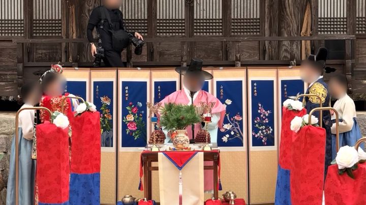 [서울=뉴시스] 인천 월미공원에서 전통혼례를 올린 신혼부부가 마라톤 행사 '디즈니런'의 도로 통제와 소음으로 예식에 차질을 빚었다. (사진출처=스레드 캡처) *재판매 및 DB 금지