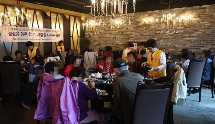 [창원=뉴시스]수훠궈샤브샤브 창원본점, 취약계층에 전하는 따뜻한 한 끼 나눔.(사진=경남적십자사 제공) 2026.10.28.photo@newsis.com *재판매 및 DB 금지