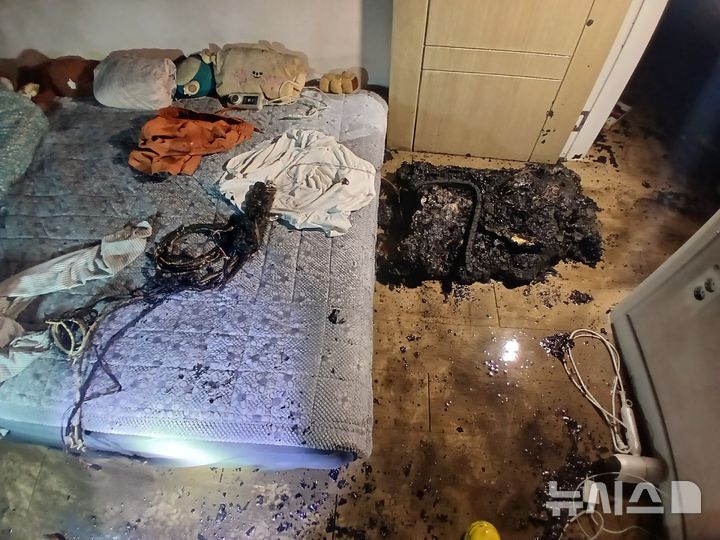 [청주=뉴시스] 28일 오후 충북 청주시의 한 3층짜리 빌라 1층에서 불이나 내부가 검게 그을렸다. (사진= 청주동부소방서 제공) 2026.10.28. photo@newsis.com *재판매 및 DB 금지