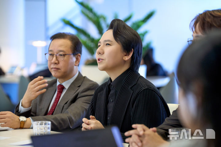  [서울=뉴시스]28일 서울 용산구 용산문화재단에서 열린 용산아트홀 재개관 기념 '임형주와 함께하는 K팝페라 페스티벌 in 용산' 라운드인터뷰에서 임형주 용산문화재단 이사장 겸 예술 총감독(왼쪽 두번째)이 발언하고 있다. (사진=용산문화재단 제공) 2026. 10. 28. photo@newsis.com
