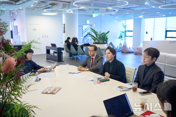  [서울=뉴시스]28일 서울 용산구 용산문화재단에서 용산아트홀 재개관 기념 '임형주와 함께하는 K팝페라 페스티벌 in 용산' 라운드인터뷰가 진행됐다. (사진=용산문화재단 제공) 2026. 10. 28. photo@newsis.com