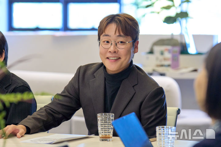 [서울=뉴시스]28일 서울 용산구 용산문화재단에서 열린 용산아트홀 재개관 기념 '임형주와 함께하는 K팝페라 페스티벌 in 용산' 라운드인터뷰에서 김현수 예술감독이 질문에 답변하고 있다. (사진=용산문화재단 제공) 2026. 10. 28. photo@newsis.com