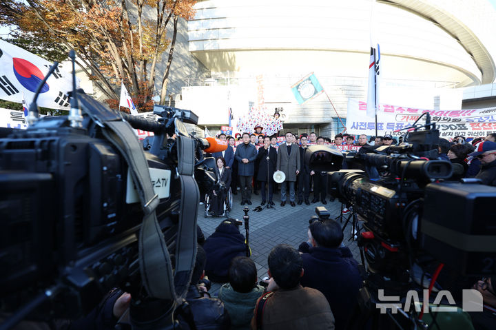 [서울=뉴시스] 이영환 기자 = 장동혁 국민의힘 대표가 28일 오전 서울 송파구 올림픽공원 핸드볼경기장 앞에서 선관위 특검 현장 검증 관련 기자회견을 하고 있다. 선관위 특검은 이날 올림픽공원 핸드볼경기장에 보관 중인 송파구 투표지 약 247만 장과 현장 CCTV를 포함한 물품에 대하여 임의검증을 실시할 예정이다. 2026.10.28. 20hwan@newsis.com