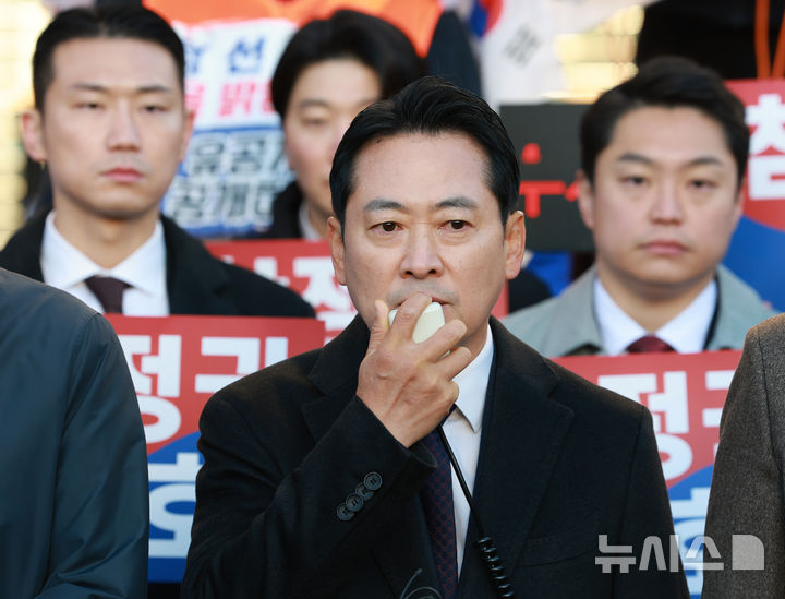 [서울=뉴시스] 이영환 기자 = 장동혁 국민의힘 대표가 28일 오전 서울 송파구 올림픽공원 핸드볼경기장 앞에서 선관위 특검 현장 검증 관련 기자회견을 하고 있다. 선관위 특검은 이날 올림픽공원 핸드볼경기장에 보관 중인 송파구 투표지 약 247만 장과 현장 CCTV를 포함한 물품에 대하여 임의검증을 실시할 예정이다. 2026.10.28. 20hwan@newsis.com