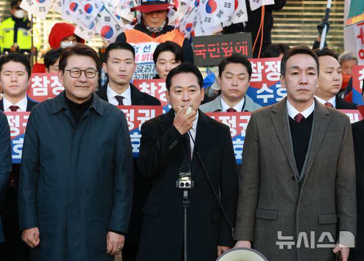 [서울=뉴시스] 이영환 기자 = 장동혁 국민의힘 대표가 28일 오전 서울 송파구 올림픽공원 핸드볼경기장 앞에서 선관위 특검 현장 검증 관련 기자회견을 하고 있다. 선관위 특검은 이날 올림픽공원 핸드볼경기장에 보관 중인 송파구 투표지 약 247만 장과 현장 CCTV를 포함한 물품에 대하여 임의검증을 실시할 예정이다. 2026.10.28. 20hwan@newsis.com