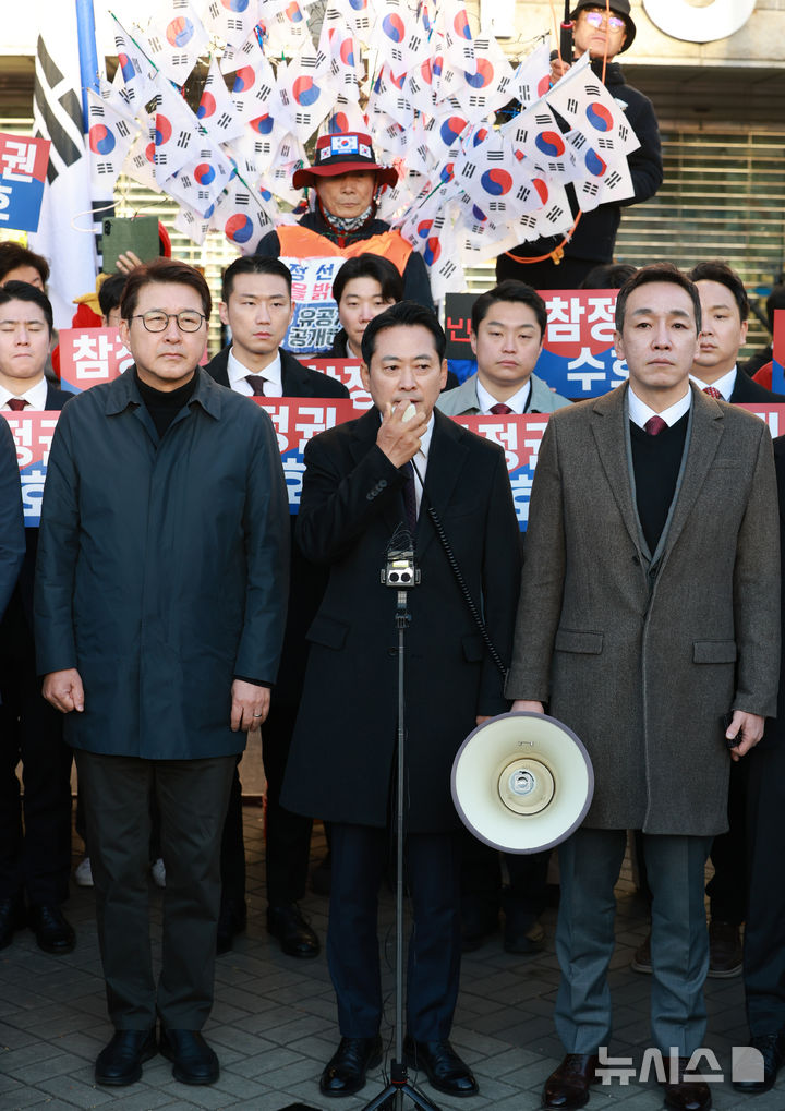 [서울=뉴시스] 이영환 기자 = 장동혁 국민의힘 대표가 28일 오전 서울 송파구 올림픽공원 핸드볼경기장 앞에서 선관위 특검 현장 검증 관련 기자회견을 하고 있다. 선관위 특검은 이날 올림픽공원 핸드볼경기장에 보관 중인 송파구 투표지 약 247만 장과 현장 CCTV를 포함한 물품에 대하여 임의검증을 실시할 예정이다. 2026.10.28. 20hwan@newsis.com